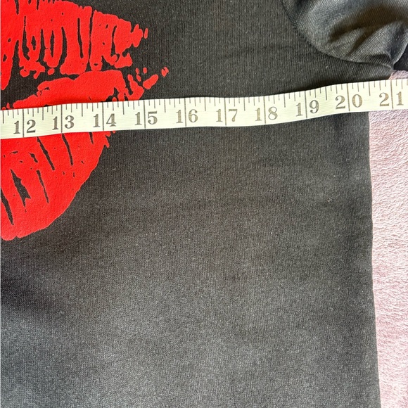 WDIRARA- pre-owned worn 1 time black with red lips printed on front 1X - Picture 6 of 11